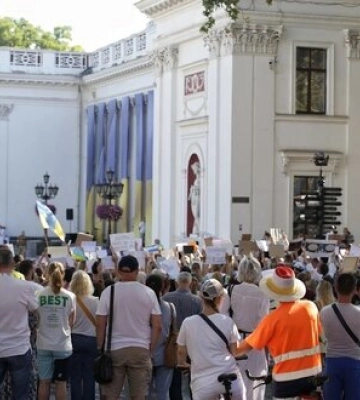 Одесити біля мерії протестували проти ненагальних витрат з бюджету: &quot;Досить витрачати гроші на х#йню&quot;. ФОТОрепортаж