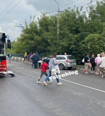 У Луцьку біля мосту зіткнулися тролейбус та авто. Відео