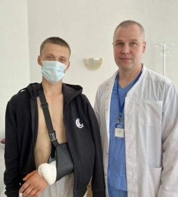 В Ужгороді судинні хірурги понад 3 години рятували руку юнаку, що отримав побутову травму