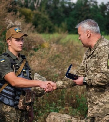 Командувач Об’єднаних Сил ЗСУ нагородив військовослужбовців, які збили крилату ракету Х-101 зі “Стінгера” 