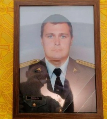 &quot;Тепер йому навіки 23&quot;. У Харкові поховали пілота, який загинув в авіатрощі під Бахмутом