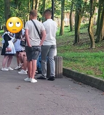 Мережу збурило фото школярок у радянській формі у парку Шевченка в Чернівцях