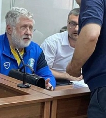 Коломойский приехал в суд в форме клуба, который уничтожил собственными руками: кадры