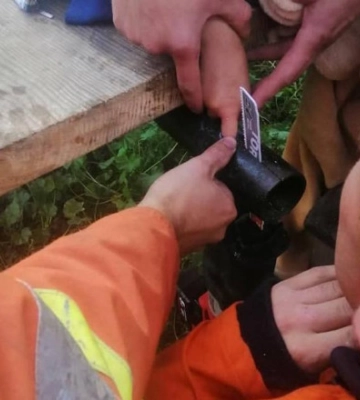 На Львівщині рятувальники допомогли 7-річній дівчинці, палець якої застряг у конструкціях возу