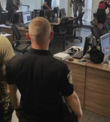 Поліція припинила діяльність шахрайських кол-центрів у чотирьох містах