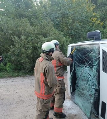 Розрізали лобове скло: на Камінь-Каширщині рятувальники визволяли постраждалих в ДТП 