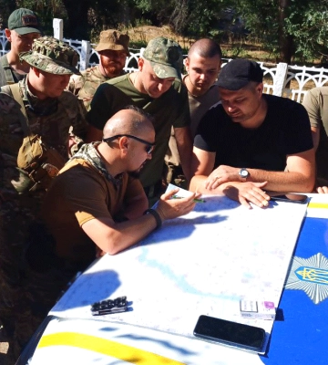Рівненські поліцейські-кінологи допомогли вибухотехнікам на Херсонщині виявляти небезпечні знахідки (ВІДЕО)