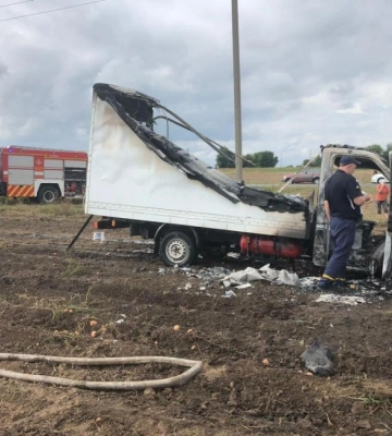 На Рівненщині майже дотла згорів вантажний автомобіль