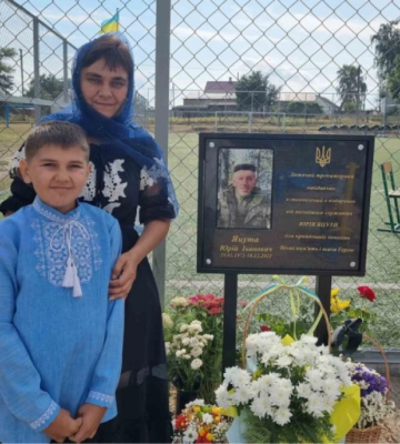 На Рівненщині у пам`ять про загиблого воїна дружина відкрила спортмайданчик