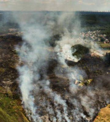 В Ірпінській громаді ліквідували пожежу на полі в 5 га, ліквідація горіння торфу на площі 8 га триває (фото, відео)