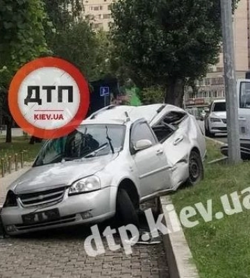 В Киеве легковушка протаранила витрину магазина