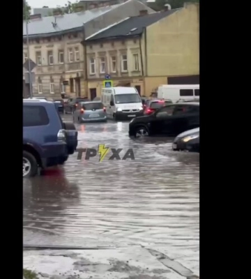 &quot;Ушел под воду&quot;: Львов накрыл сильный ливень, подтопления почти во всех районах