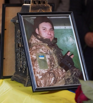 Тато тепер на небі з ангелами молиться за нас»: попрощалися із загиблим Героєм з Луцького району Василем Ківінським