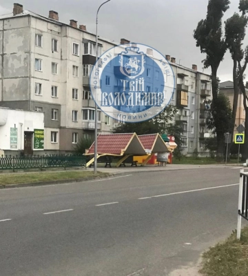 Не витримала навіть зупинка: у місті на Волині сильний вітер і гроза наробили біди. Відео