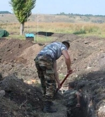 В Мелитополе оккупанты устраивают засады по городу и роют окопы вокруг страусиной фермы