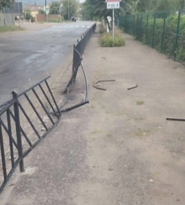 У Чернівцях п&#039;яна водійка знесла огорожу