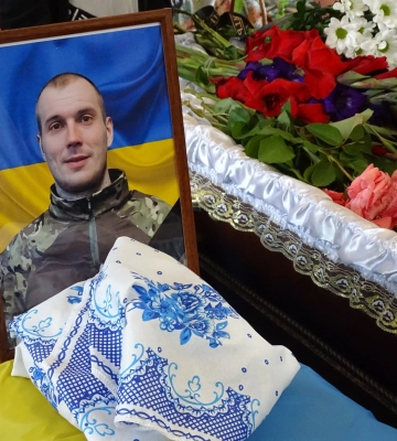 Тато тепер на небі з ангелами молиться за нас»: попрощалися із загиблим Героєм з Луцького району Василем Ківінським