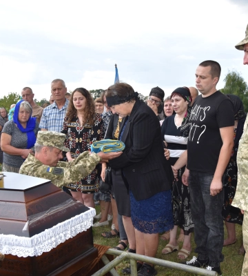 Назавжди 32: на Рівненщині провели в останню путь захисника, який поліг на війні (ФОТО)