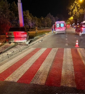 У Миколаєві легковик збив на переході 17-річного парубка