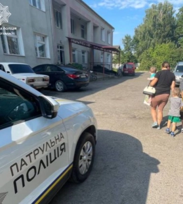 У дітей була висока температура: на Рівненщині патрульні допомогли родині дістатись до медзакладу
