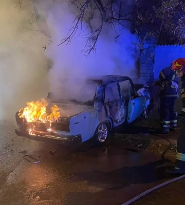 В Днепре ВАЗ влетел в забор и загорелся: пострадали ребенок и мужчина