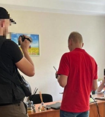 У Києві посадовці медцентру та військкомату за $11 тис. переправляли ухилянтів через кордон. Фото