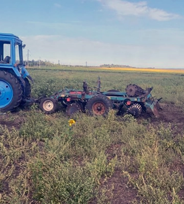 У полі на Харківщині підірвався трактор