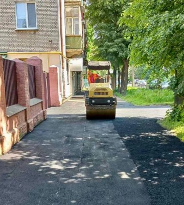 Черкаські комунальники ремонтують тротуари і заїзди біля закладів освіти