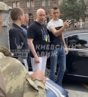 У центрі Києва журналіст Гордон поскандалив із військовим