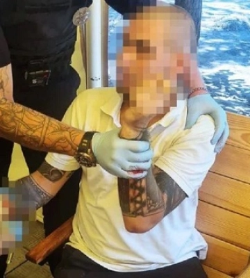 Патрульні надали допомогу громадянину, який намагався вкоротити собі віку