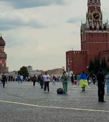 Возле Кремля задержана женщина, завернувшаяся во флаг Украины
