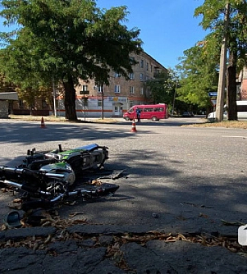 У Кривому Розі зіштовхнулись автівка та мотоцикл, є постраждалі