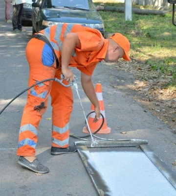 У Дніпрі впроваджено нову дорожню розмітку біля шкіл і проведено тренінги для батьків і водіїв