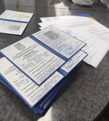 У Миколаєві урочисто випустили першу групу помічників ветеранів