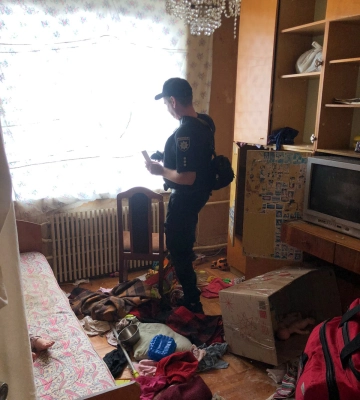 Ребенок три дня сам просидел в квартире в Харькове: копы нашли мать девочки