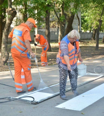 Для безпеки школярів, батьків та вчителів: у Дніпрі оновлюють пішохідні переходи біля навчальних закладів