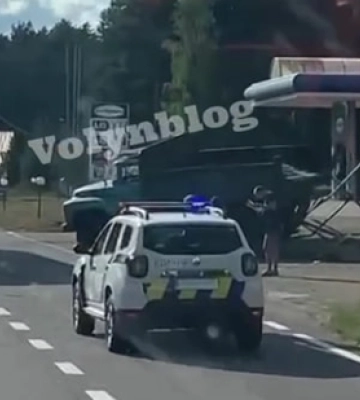 На Волині сталась аварія: фура та вантажівка не розминулись біля поста поліції (відео)