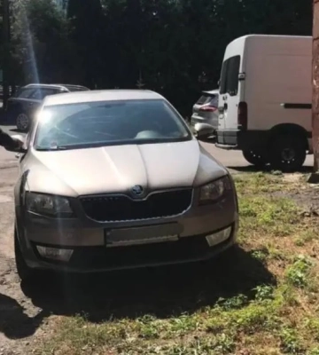 Невдале місце: у Рівному авто залишили на газоні біля ... мунварти