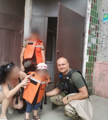 Попросила про допомогу: поліцейські вивезли жінку із дітьми з обстрілюваного ворогом району Херсона