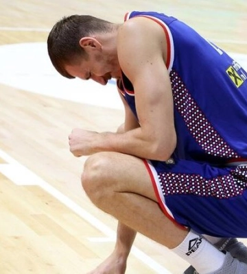 Нападник збірної Сербії втратив нирку на чемпіонаті світу з баскетболу після удару ліктем — відео
