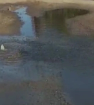 У центрі Луцька серед дороги б&#039;є фонтан з води (відео)