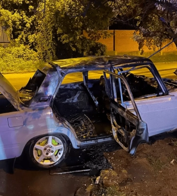 У Дніпрі ВАЗ влетів у паркан та загорівся: постраждали дитина та чоловік (ФОТО)