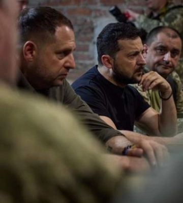 Под носом у врага: Зеленский посетил украинские бригады в Донецкой области