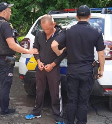 Занадто повільно переходив дорогу – у Львові пасажир автомобіля завдав пішоходу двох ударів ножем у спину