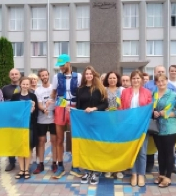 Через Корець пробіг нідерландець, який збирає кошти на «швидкі» для України