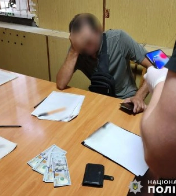 1500 доларів США за непризов до лав захисників - миколаївські правоохоронці затримали чоловіка за надання хабара посадовцю