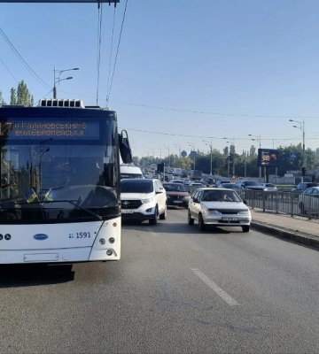 Утворився затор: у Дніпрі сталася аварія за участю тролейбуса
