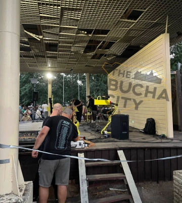 Розганяли військові та поліція: як пройшов благодійний концерт відомого співака з Луцька Монатіка