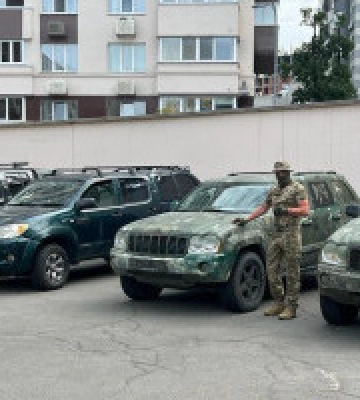 Столичні правоохоронці передали на потреби ЗСУ чотири позашляховики, вилучені в ході слідства