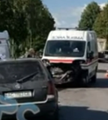 Водію легковика стало зле: подробиці аварії зі швидкою біля Луцька